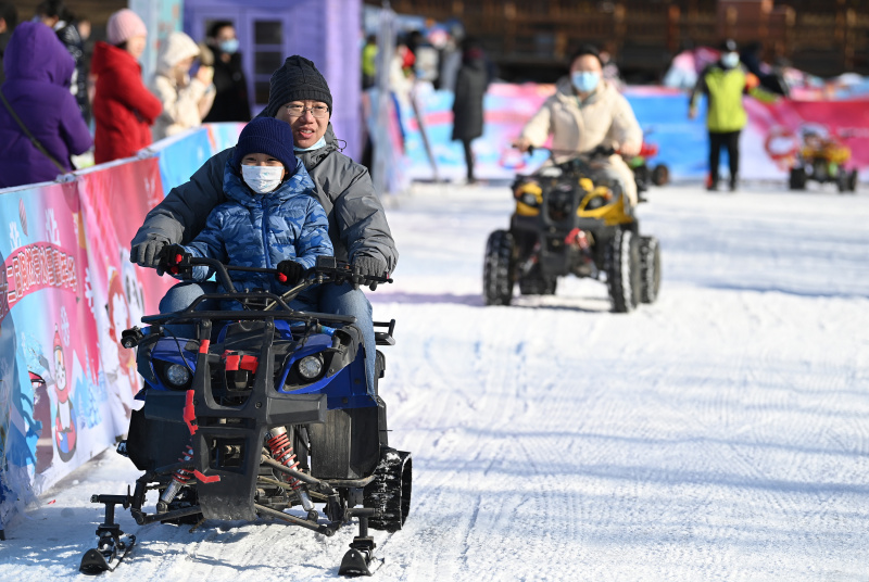 Des gens s'amusent lors d'un carnaval de neige et de glace au parc Taoranting durant les vacances du Nouvel An