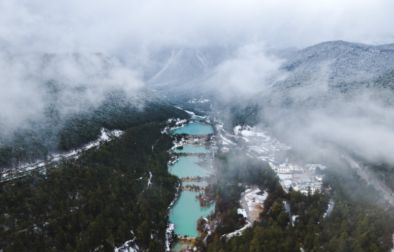 Photo aérienne du paysage hivernal de la vallée de Lanyue (Lune bleue)
