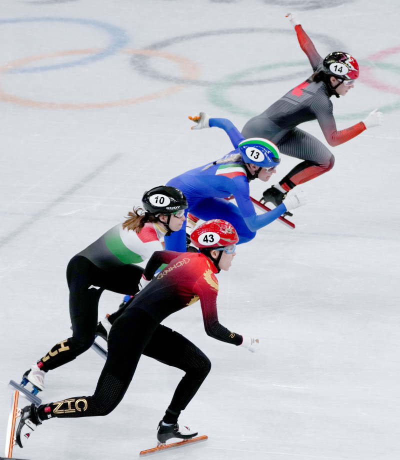 Des athlètes en lice lors de la finale du relais mixte en patinage de vitesse courte piste