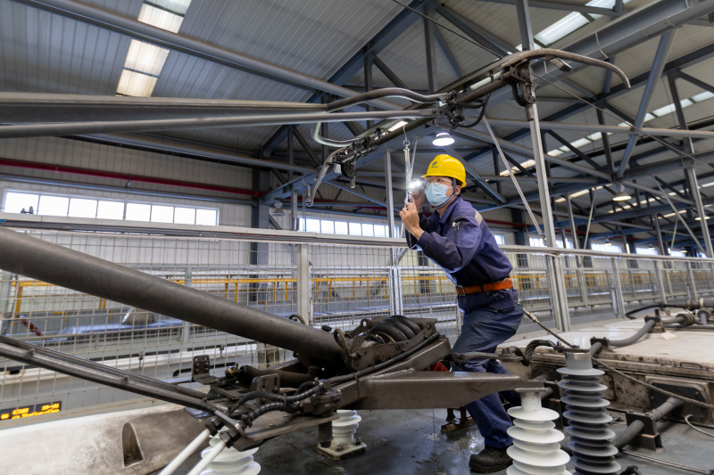 Un ouvrier effectue des travaux d'entretien au dépôt de trains à grande vitesse de Hongqiao