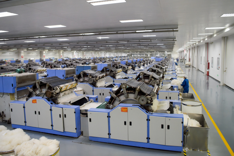 Des employés dans une usine du groupe Erdos Cashmere