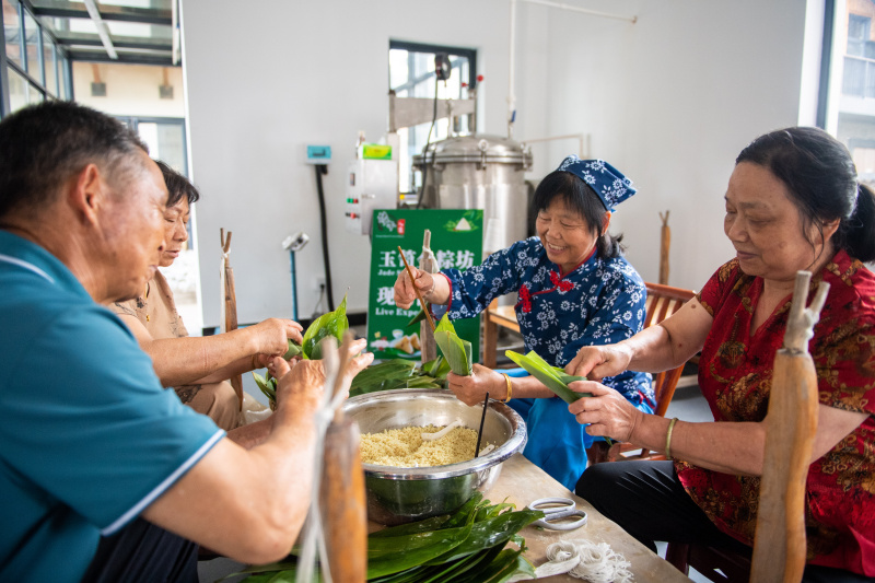 Des gens font des zongzi