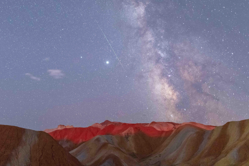 Une photo en pose longue montrant la pluie de météores des Perséides dans le parc géologique national Zhangye Danxia