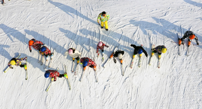 Photo aérienne de gens faisant du ski dans une station de sports d'hiver