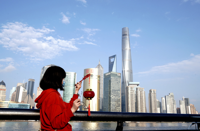 Une touriste visite le Bund durant les congés de la fête du Printemps à Shanghai