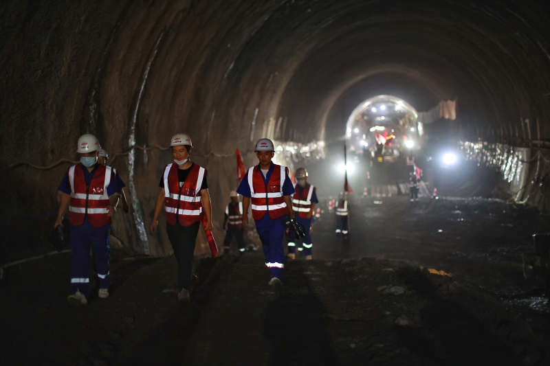 Des ouvriers travaillent dans le tunnel Yangjiazhai de la ligne ferroviaire à grande vitesse Guiyang-Nanning