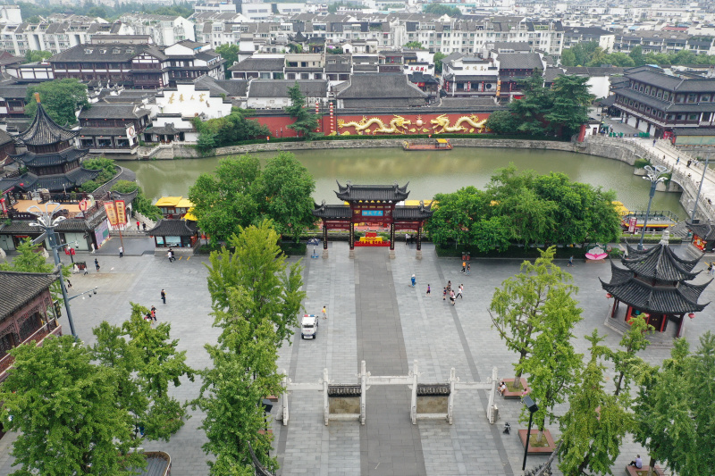 Des gens visitent la zone touristique du temple de Confucius