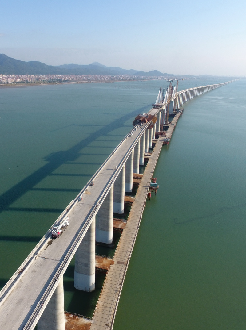 Le pont maritime de la baie de Meizhou en construction