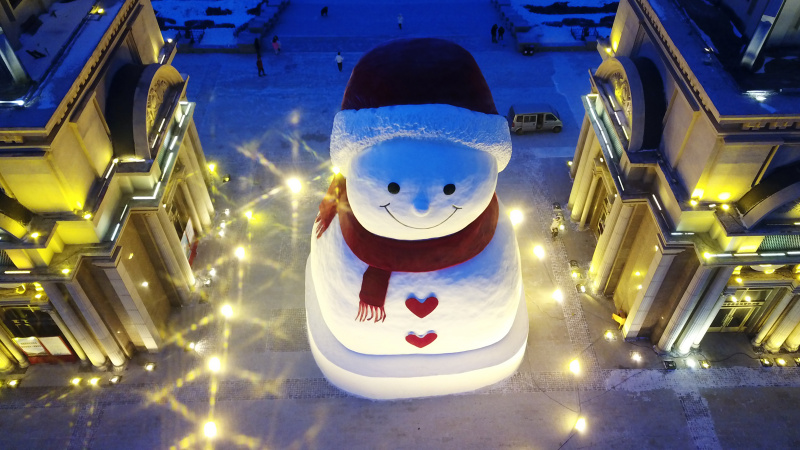 Un énorme bonhomme de neige sur la rive de la rivière Songhua
