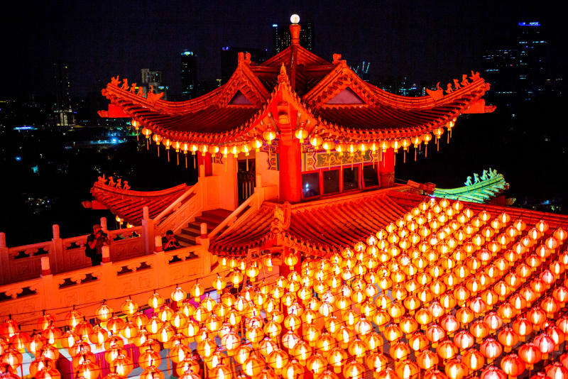 Des lanternes rouges installées à l'approche du Nouvel An lunaire chinois au temple Thean Hou