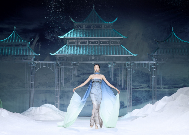 Un mannequin présente une création de la styliste Xiong Ying au défilé d'ouverture de la Semaine de la mode de Chine printemps/été 2023