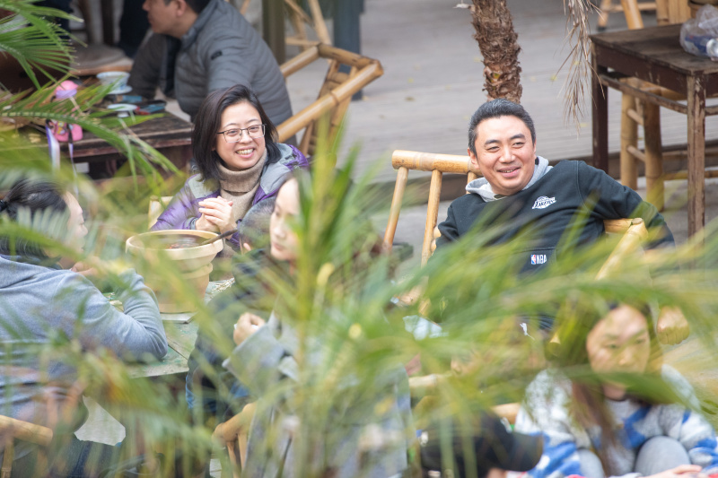 Des visiteurs se reposent dans l'allée Shancheng du quartier des affaires de Jiefangbei