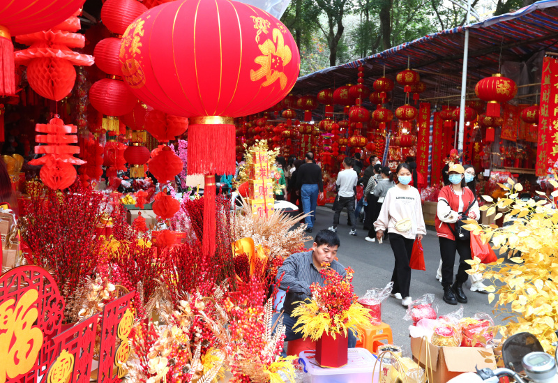 Des habitants choisissent des décorations à l'approche de la fête du Printemps lors d'une foire le long de la route de Shanghai