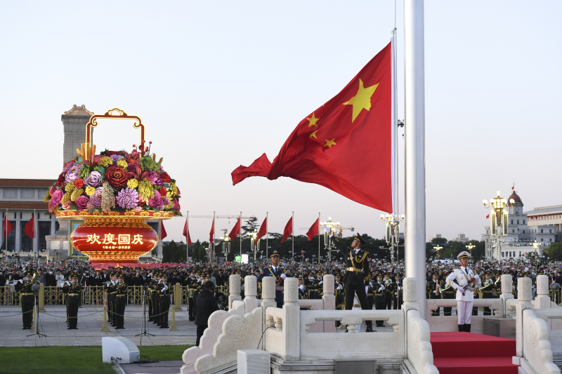 Une cérémonie de lever du drapeau national se déroulant sur la place Tian'anmen