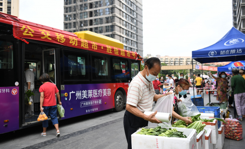 Des habitants font leurs courses dans un marché mobile à Liwan