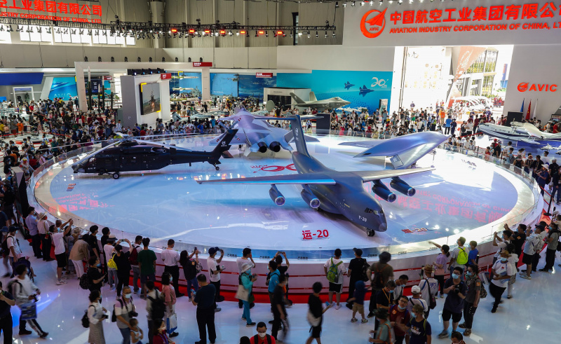 Des visiteurs visitent le 13e Salon international de l'aviation et de l'aérospatiale de Chine