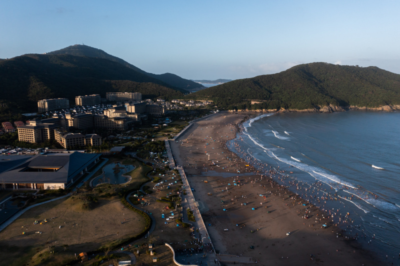 Photo aérienne montrant une station balnéaire sur l'île de Zhujiajian à Zhoushan