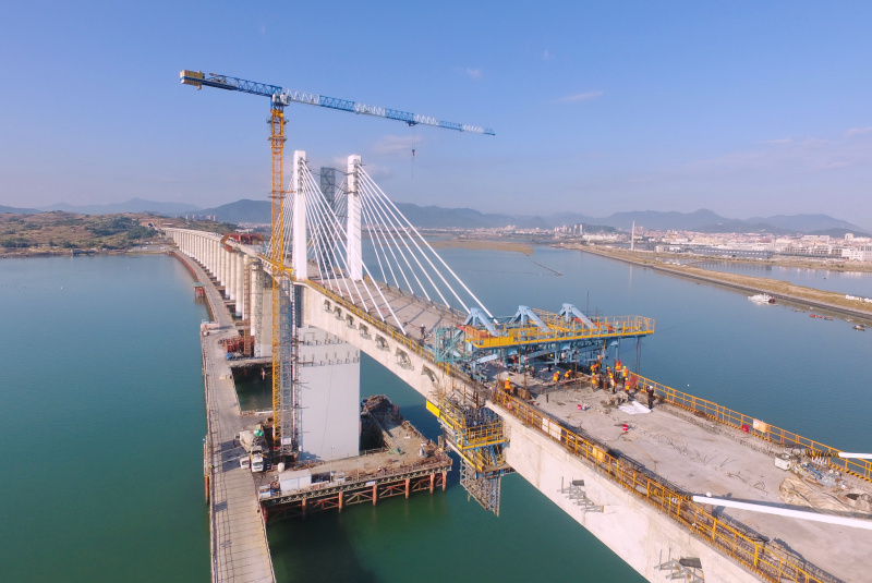 Le pont maritime de la baie de Meizhou en construction