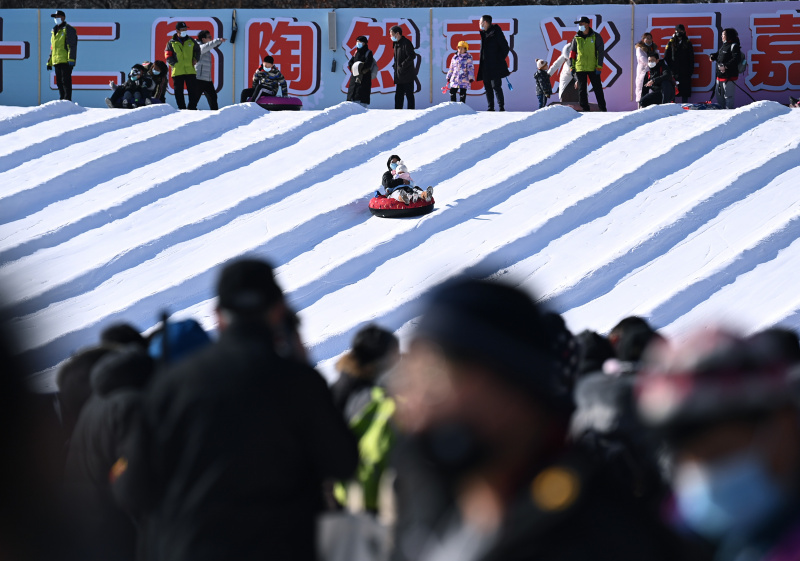 Des gens s'amusent lors d'un carnaval de neige et de glace au parc Taoranting durant les vacances du Nouvel An