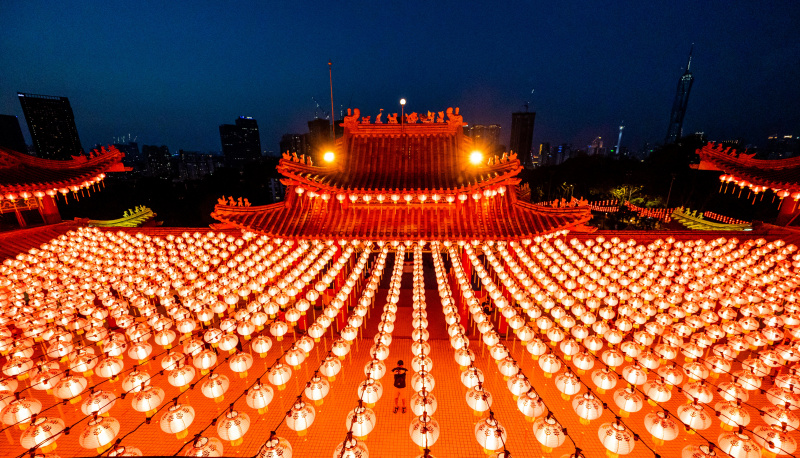 Des lanternes rouges installées à l'approche du Nouvel An lunaire chinois au temple Thean Hou