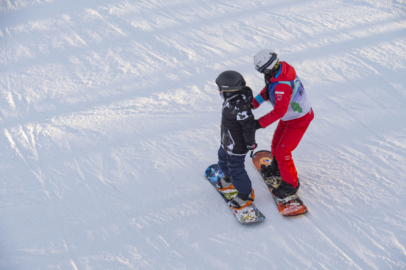 Un skieur participe à une séance d'entraînement dans la station de ski de Yabuli