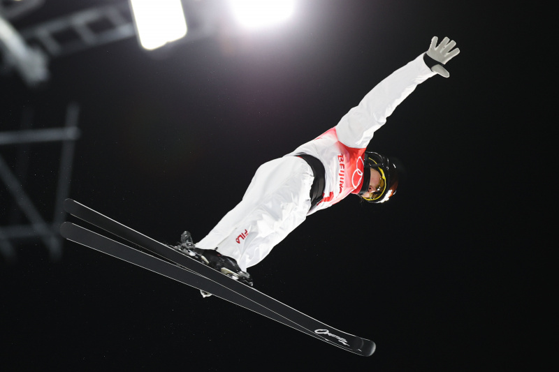 La Chinoise Xu Mengtao durant la finale du saut acrobatique femmes des Jeux olympiques d'hiver de Beijing 2022 au Genting Snow Park à Zhangjiakou