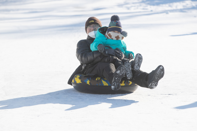 Des visiteurs s'amusent au parc du Carnaval de glace et de neige sur la rivière Songhua