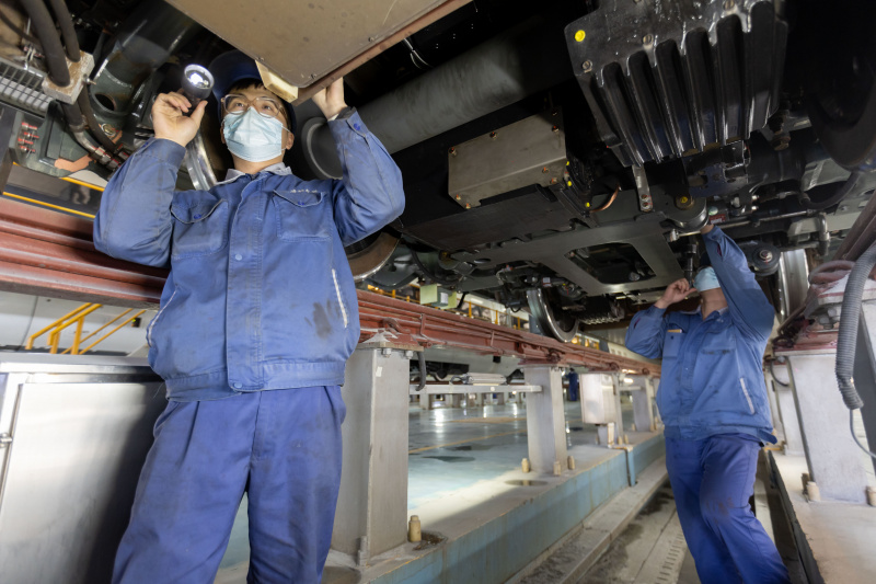 Des ouvriers effectuent des travaux d'entretien au dépôt de trains à grande vitesse de Hongqiao