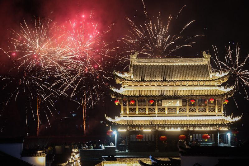 Photo aérienne des feux d'artifice illuminant le ciel au-dessus de l'ancien bourg de Yanzhou à Jiande