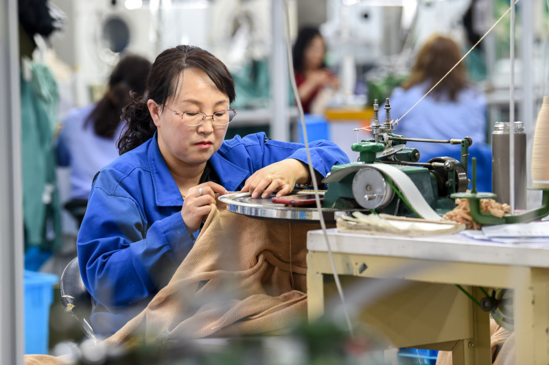 Une employée dans une usine du groupe Erdos Cashmere