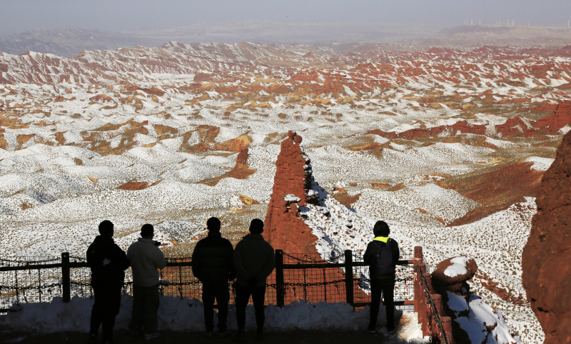 Des touristes admirent le paysage enneigé du canyon de Pingshanhu