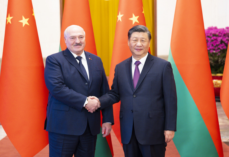 Le président chinois Xi Jinping organise une cérémonie de bienvenue pour le président bélarusse