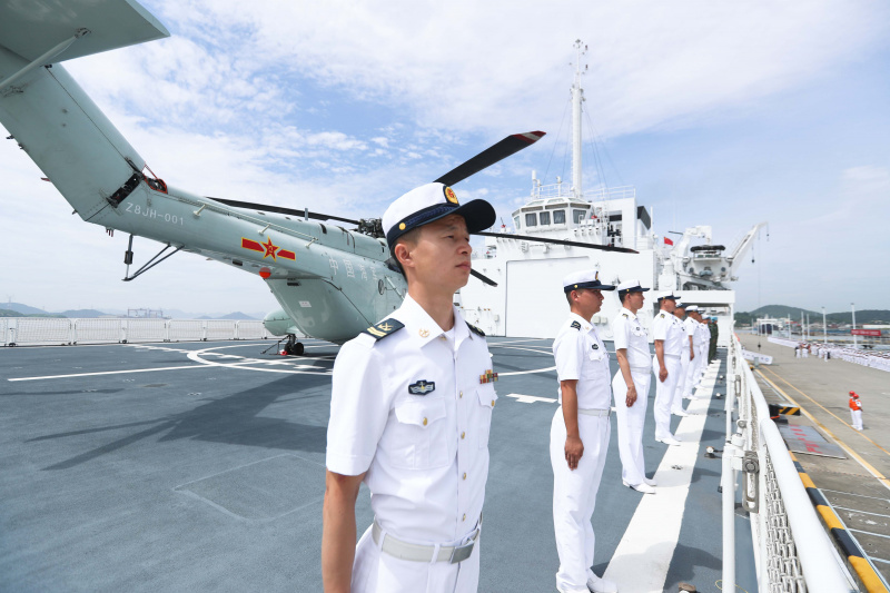 Des soldats se tiennent debout à bord du navire-hôpital chinois Arche de la paix (Peace Ark) dans un port de Zhoushan de la province chinoise du Zhejiang (est)