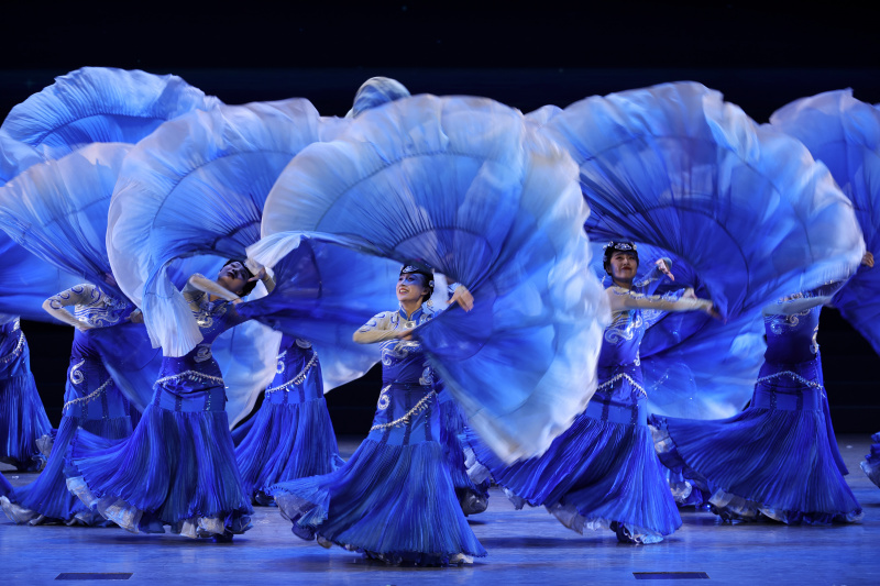 Des artistes lors de l'un des spectacles ayant pour thème Be Together dans le village de la 31e édition estivale des Jeux mondiaux universitaires de la FISU