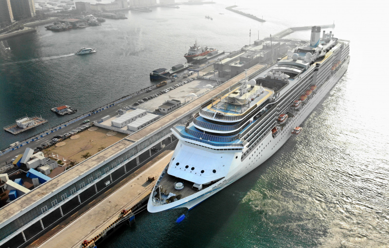 Le paquebot de croisière Mediterranea accoste