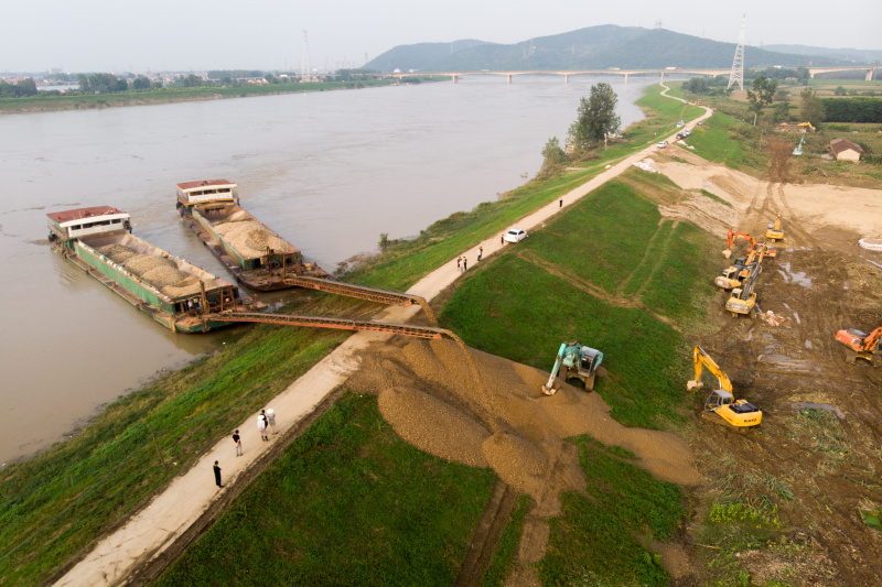 Deux navires déchargent du sable pour réparer une digue dans le district de Lixian