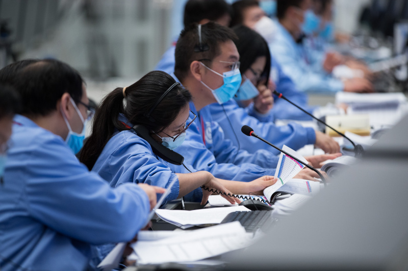 Des membres du personnel technique travaillent au Centre de contrôle aérospatial de Beijing