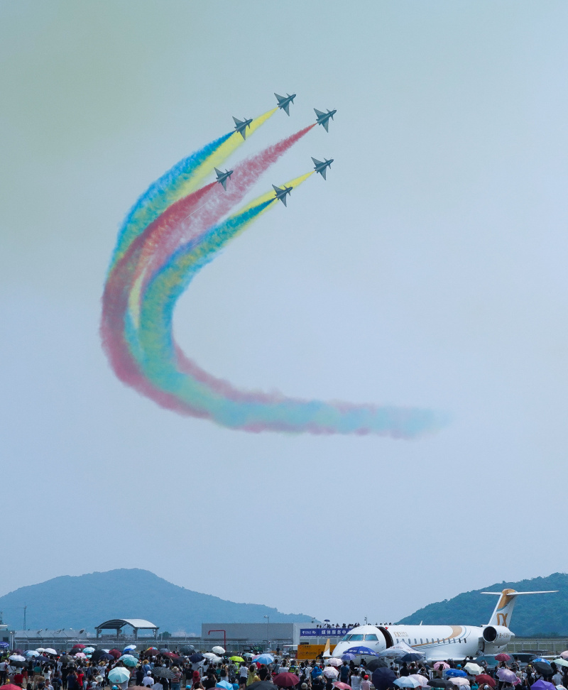Spectacle présenté par l'équipe de voltige aérienne chinoise Bayi lors du 13e Salon international de l'aviation et de l'aérospatiale de Chine
