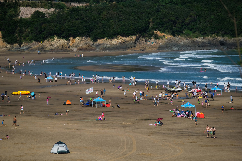 Des touristes dans une station balnéaire sur l'île de Zhujiajian à Zhoushan