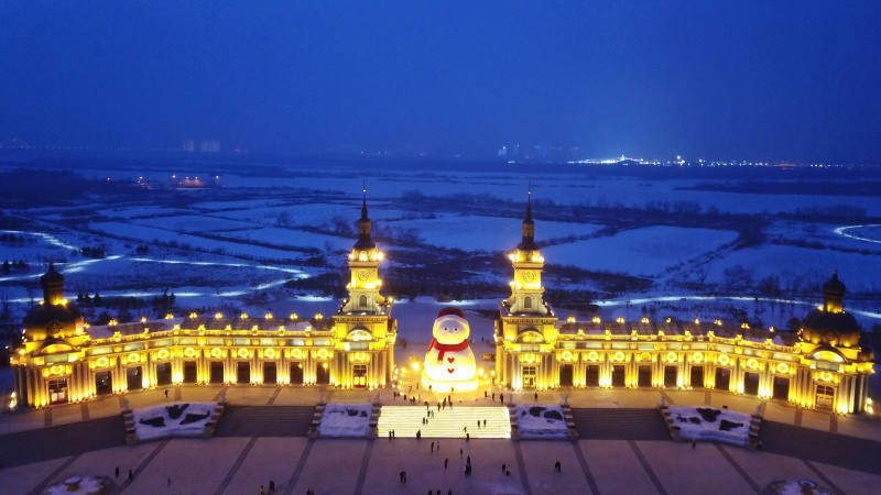 Un énorme bonhomme de neige sur la rive de la rivière Songhua