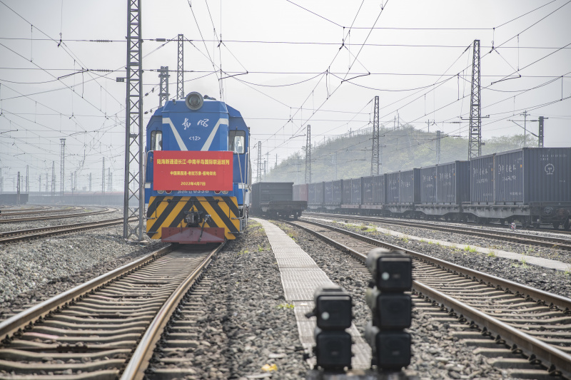 Le premier train de fret international reliant le fleuve Yangtsé
