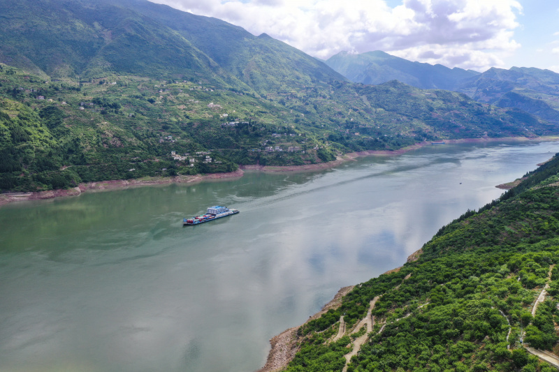 Un bateau navigue sur la section de Wushan du Yangtsé