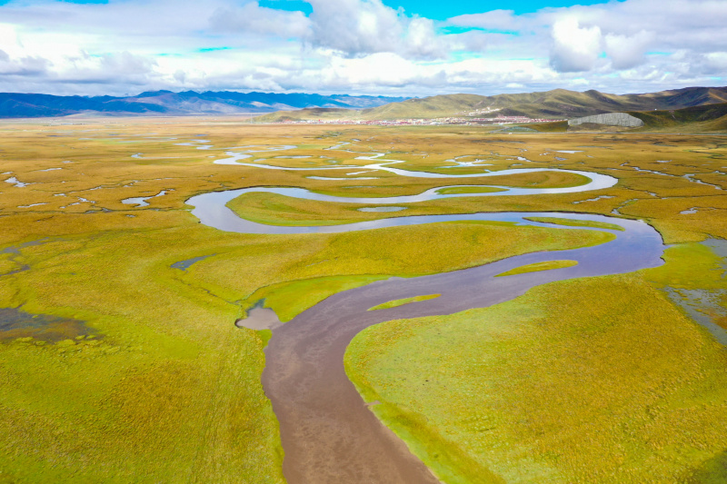 Photo aérienne prise le 17 septembre 2022 du paysage de la zone humide d'Awancang à Maqu