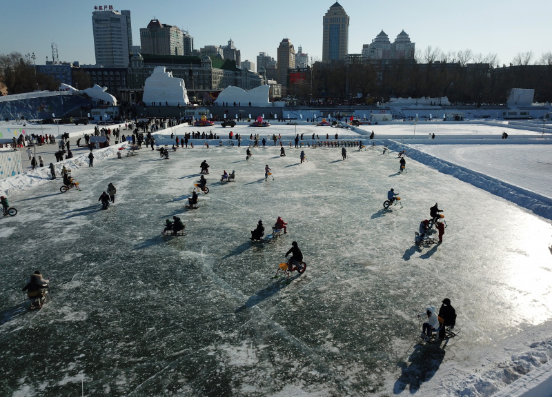 Photo aérienne de visiteurs au parc du Carnaval de glace et de neige sur la rivière Songhua