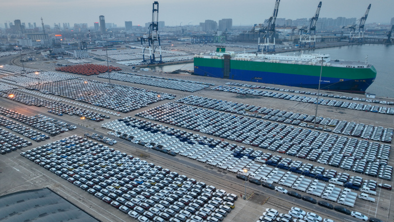 Photo aérienne de véhicules en attente d'expédition au port de Yantai