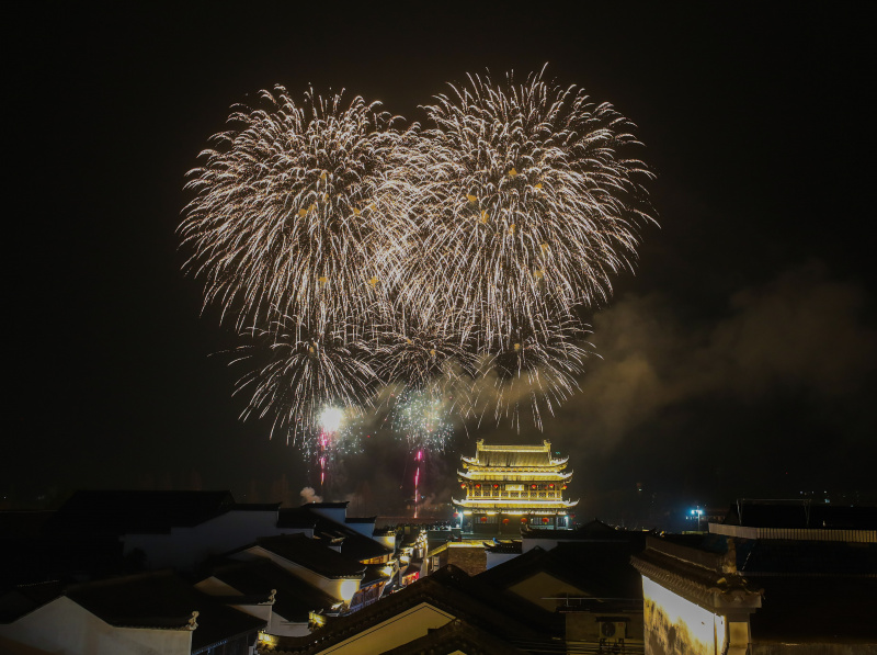 Photo aérienne des feux d'artifice illuminant le ciel au-dessus de l'ancien bourg de Yanzhou à Jiande