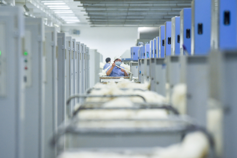Une employée dans une usine du groupe Erdos Cashmere