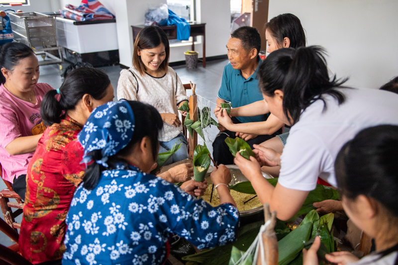 Des gens font des zongzi