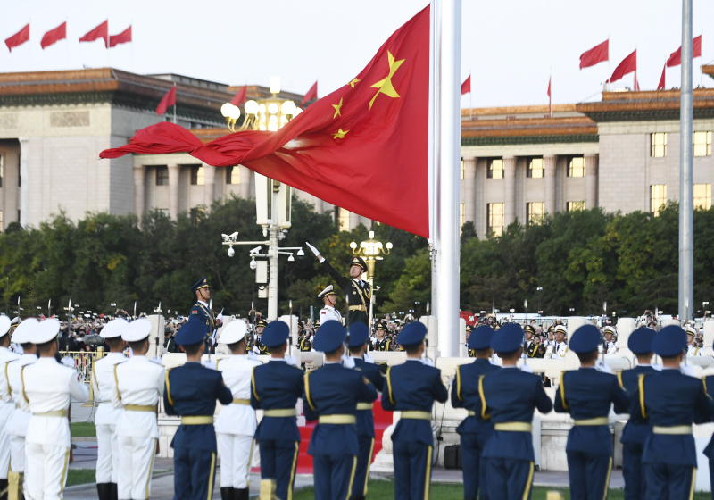 Une cérémonie de lever du drapeau national se déroulant sur la place Tian'anmen