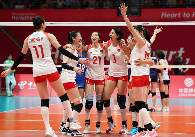 Les athlètes chinoises expriment leur joie durant le match pour la médaille d'or de volley-ball féminin entre la Chine et le Japon aux 19es Jeux asiatiques